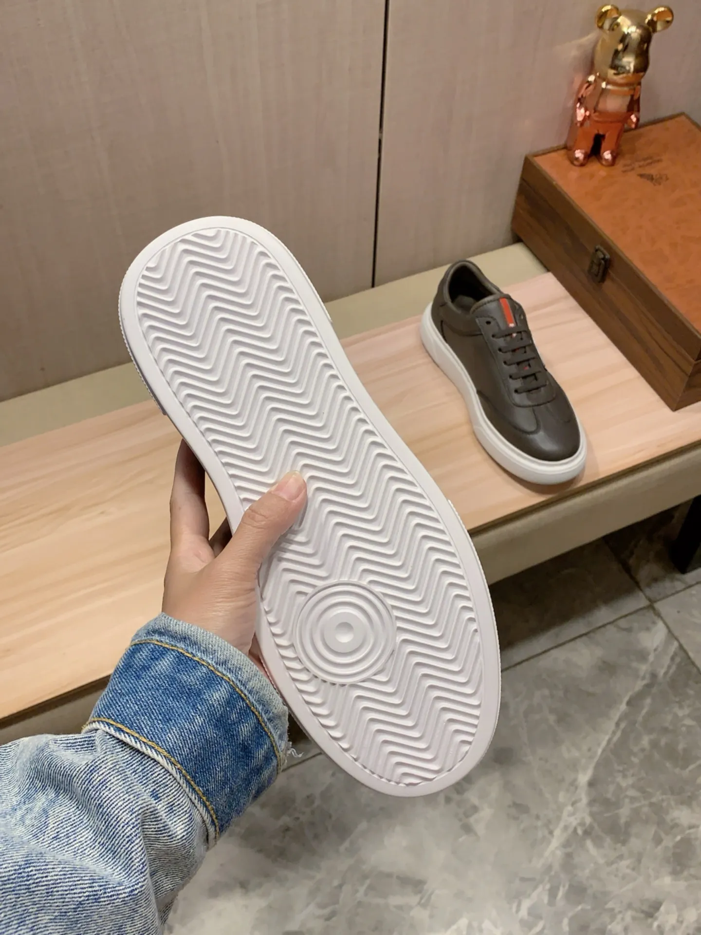 New model: Factory price: 460💰💰🎩🎩[Lightning][Lightning] "Prada Men's Shoes 💰pRADA*" The latest and most popular casual shoes, top brands [seduce] luxury~purchase, top~quality. [Strong] The upper is made of imported breathable and polished cowhide material ➕ Breathable sheepskin feet (•) with fine workmanship. The original stylish and stylish soft rubber wear-resistant and non-slip outsole is light and comfortable on the feet. The real thing looks better when photographed in person. 0186: code: 38-44, 4️⃣ colors selected